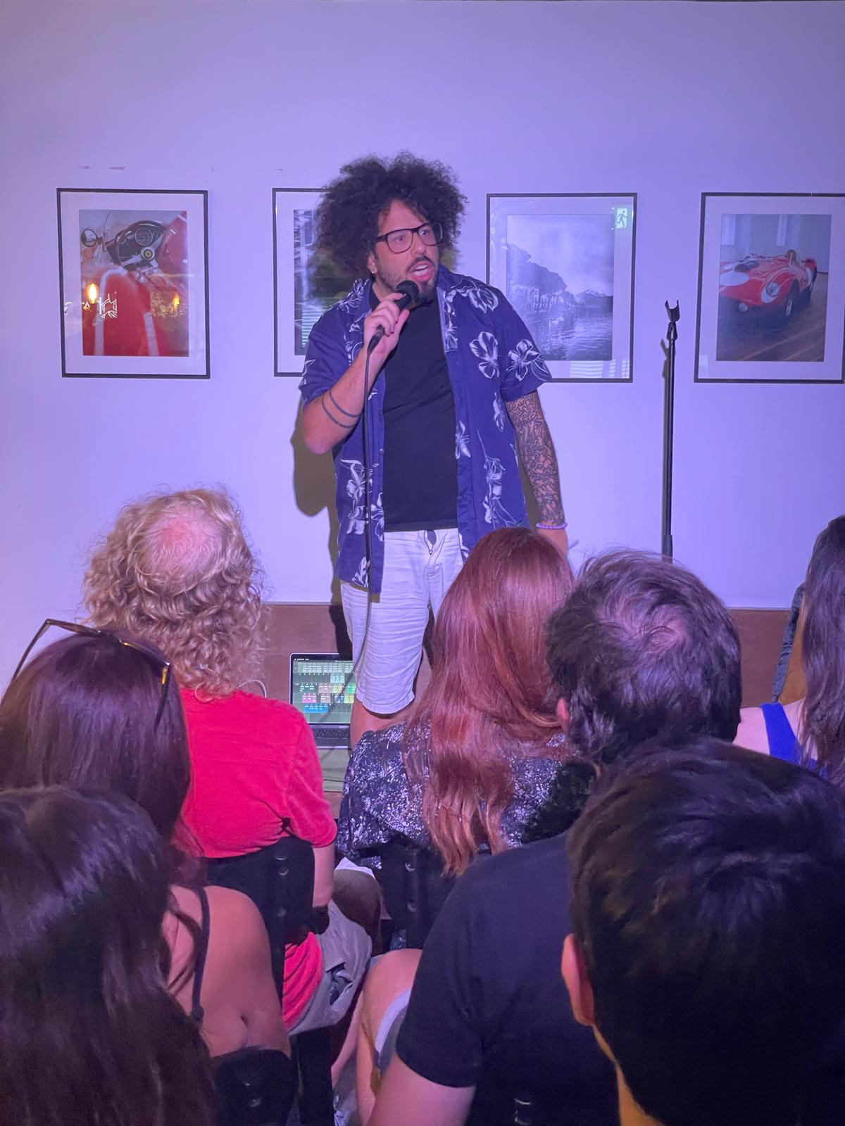 Domenico performing stand-up at IN YOUR FACE Comedy in Zürich