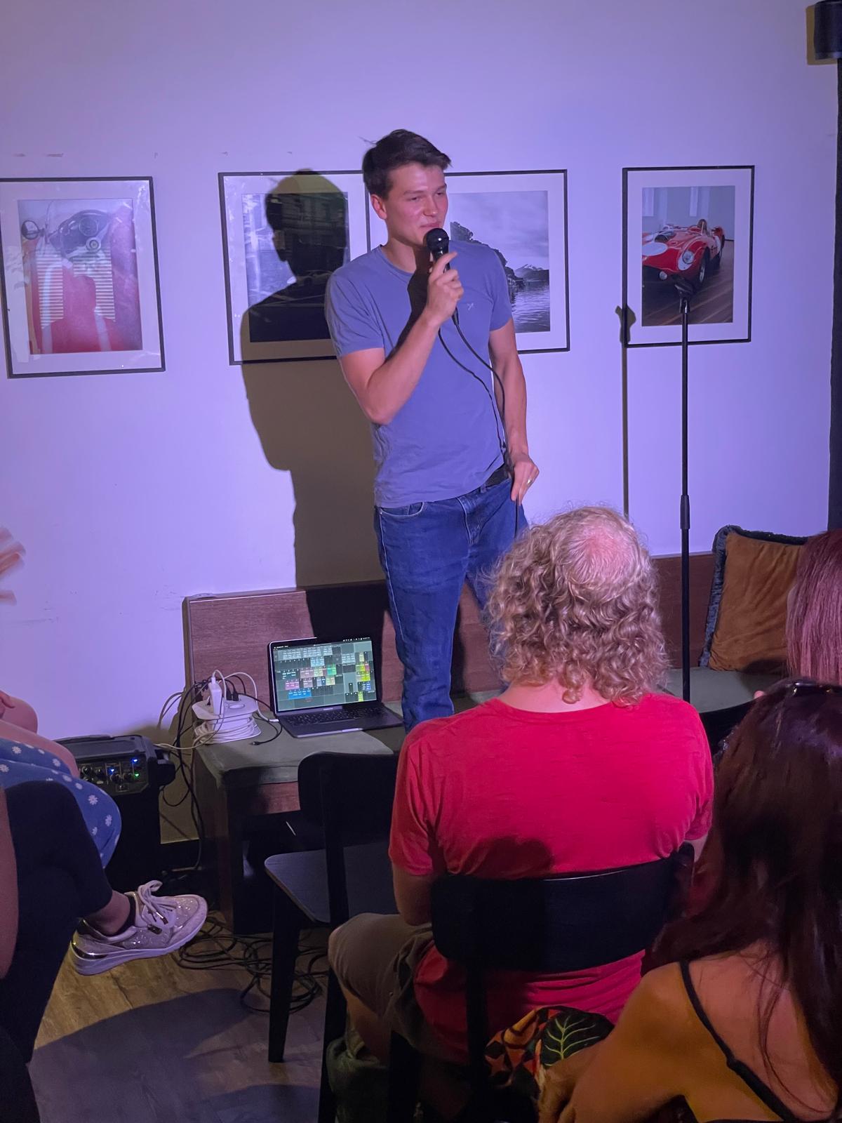 Ben Fücks performing stand-up at IN YOUR FACE Comedy in Zürich
