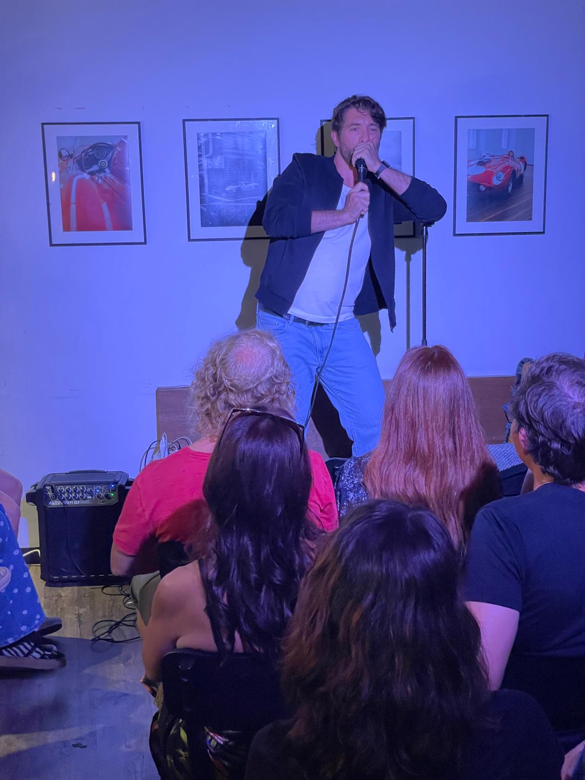 Chris Darwa performing stand-up at IN YOUR FACE Comedy in Zürich
