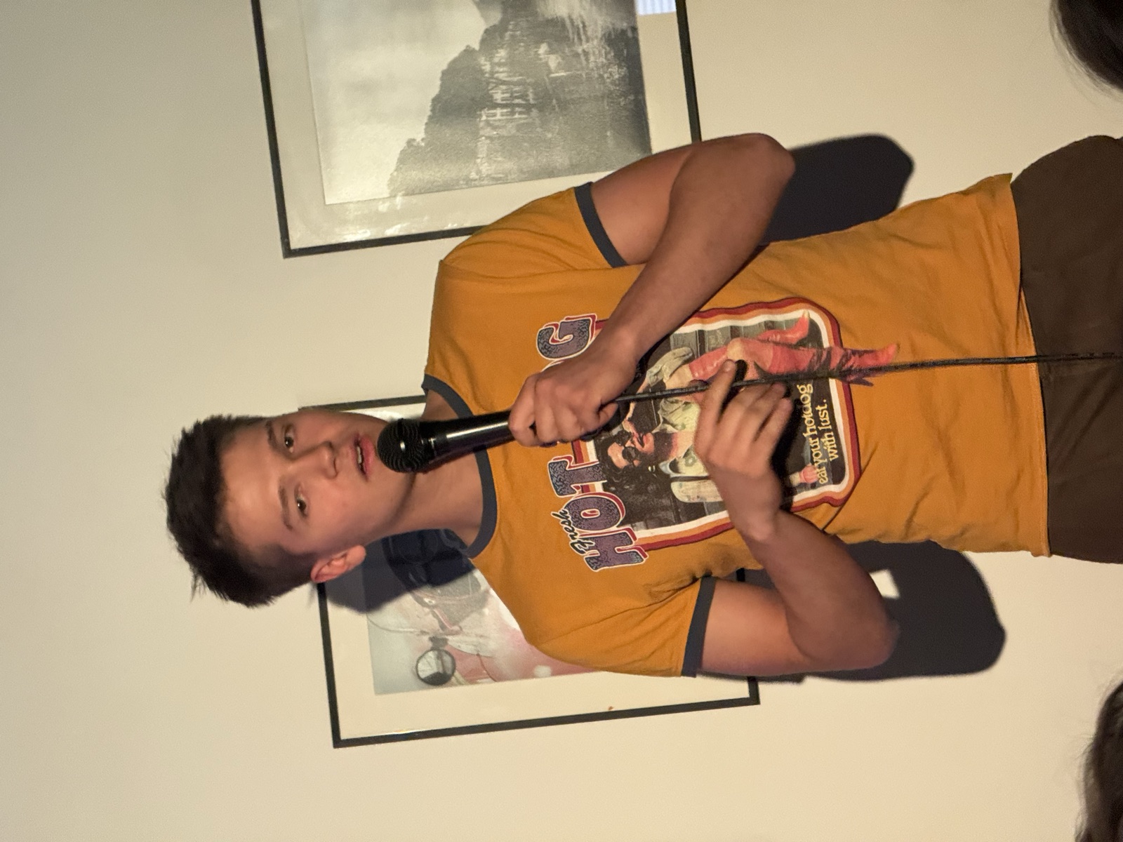 Ben Fücks performing stand-up at IN YOUR FACE Comedy in Zürich