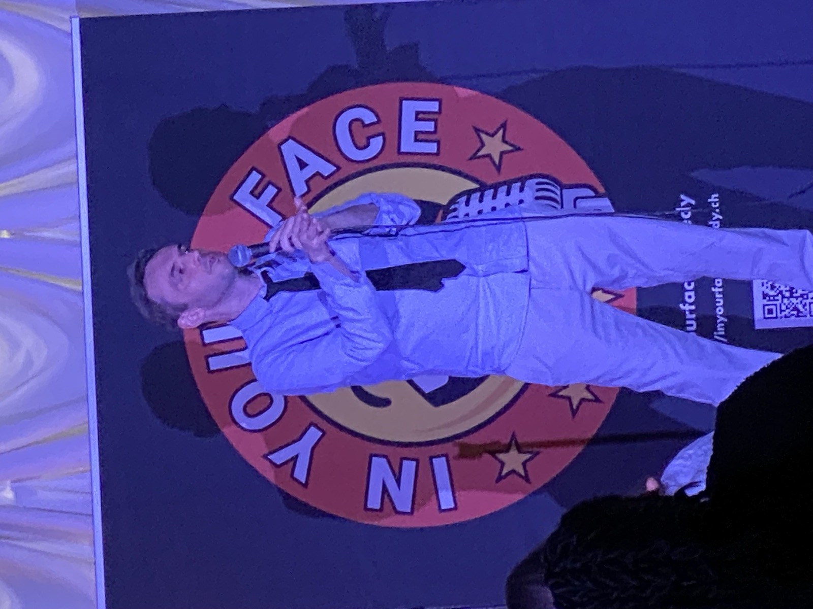 Shawn Jay performing stand-up at IN YOUR FACE Comedy in Zürich