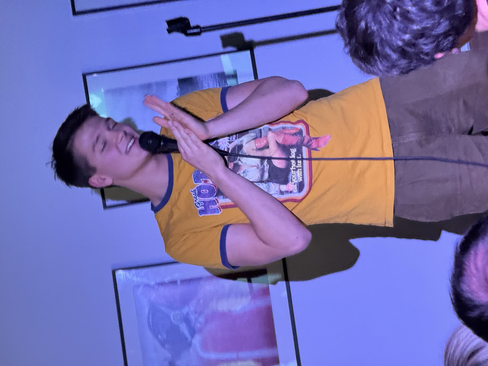 Ben Fücks performing stand-up at IN YOUR FACE Comedy in Zürich
