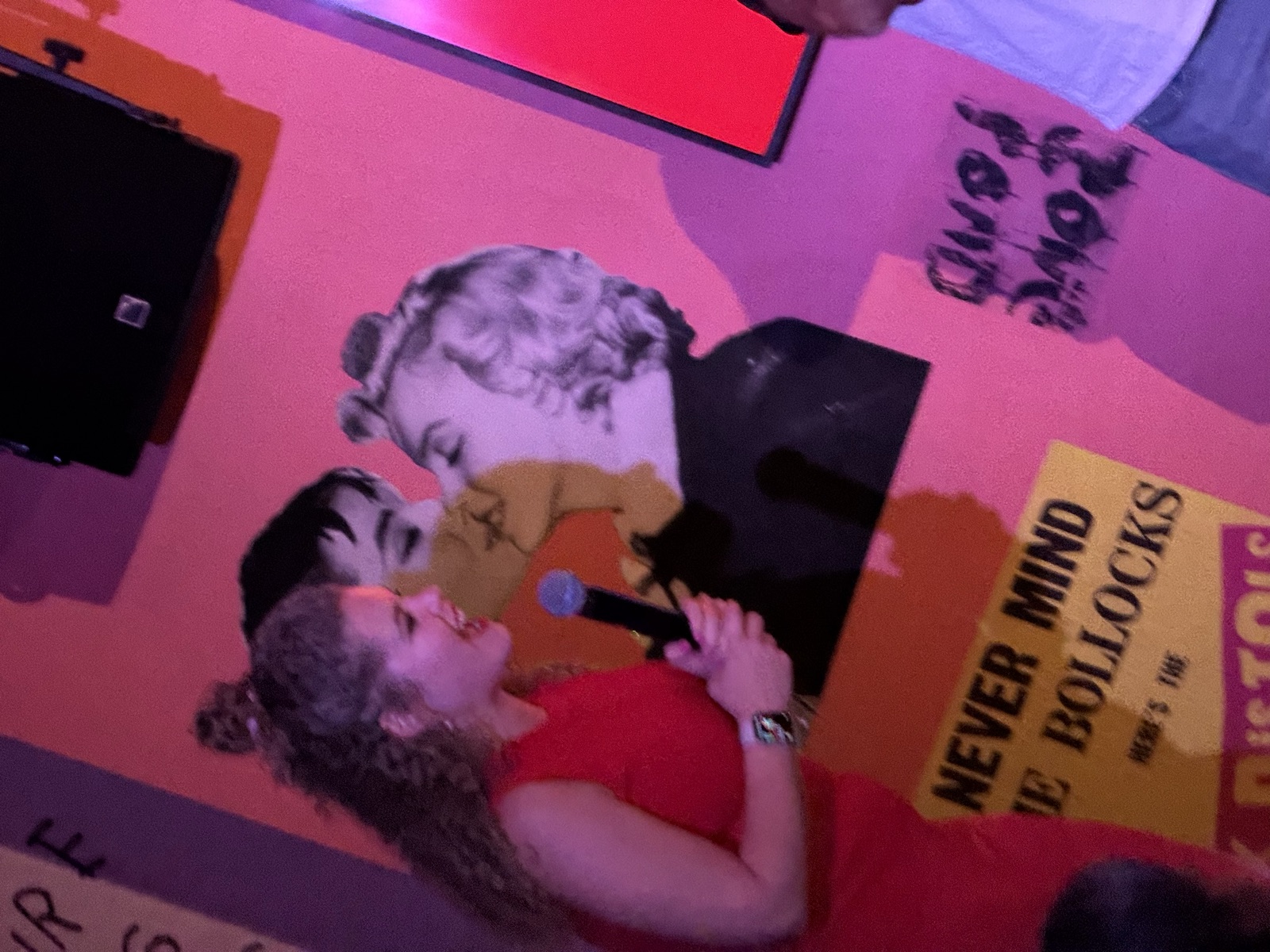 Andrea Ramírez performing stand-up at IN YOUR FACE Comedy in Zürich