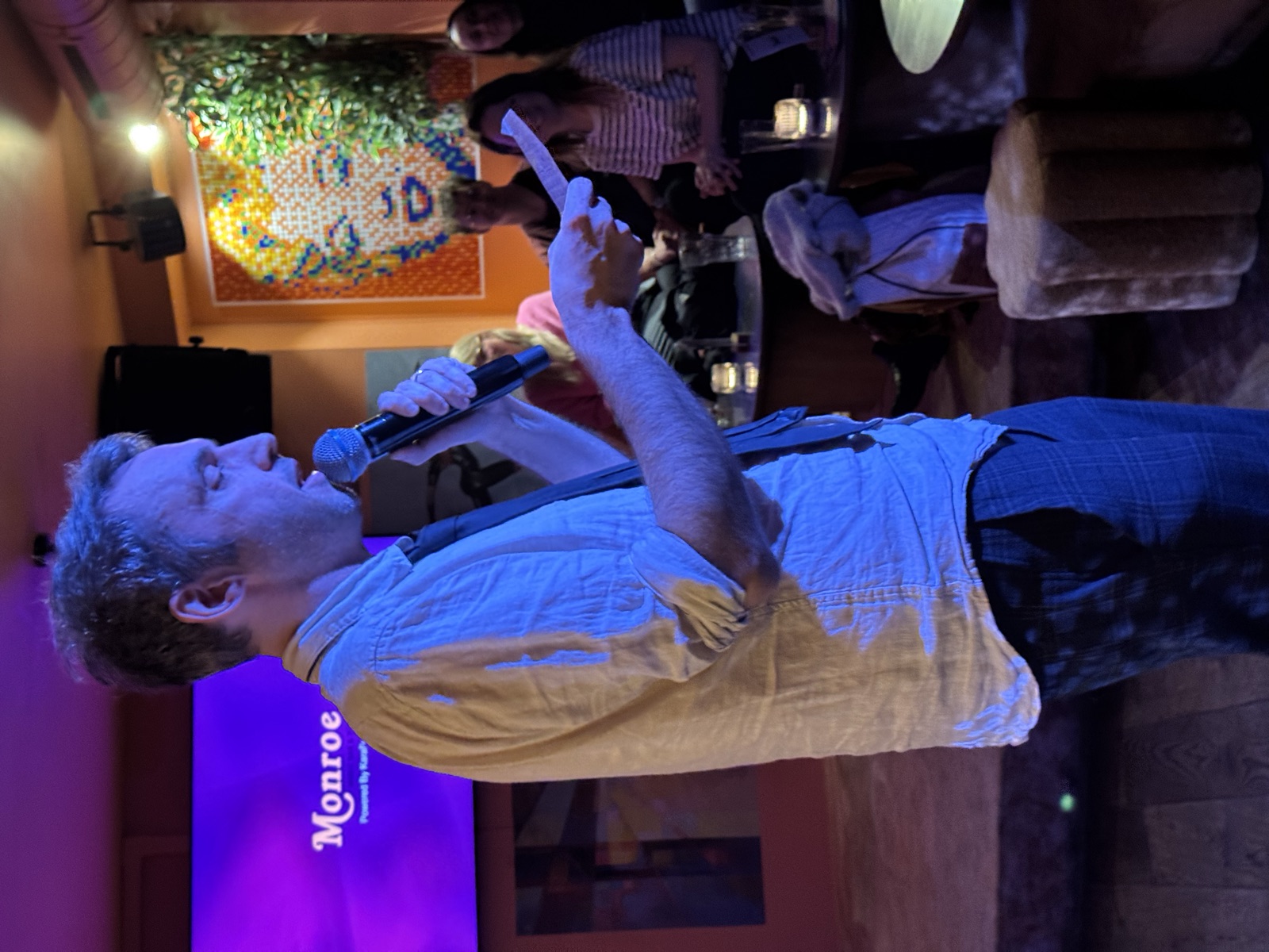 Shawn Jay performing stand-up at IN YOUR FACE Comedy in Zürich