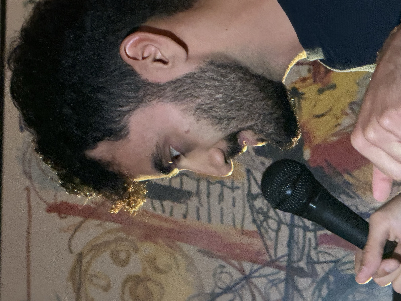 Pouya performing stand-up at IN YOUR FACE Comedy in Zürich