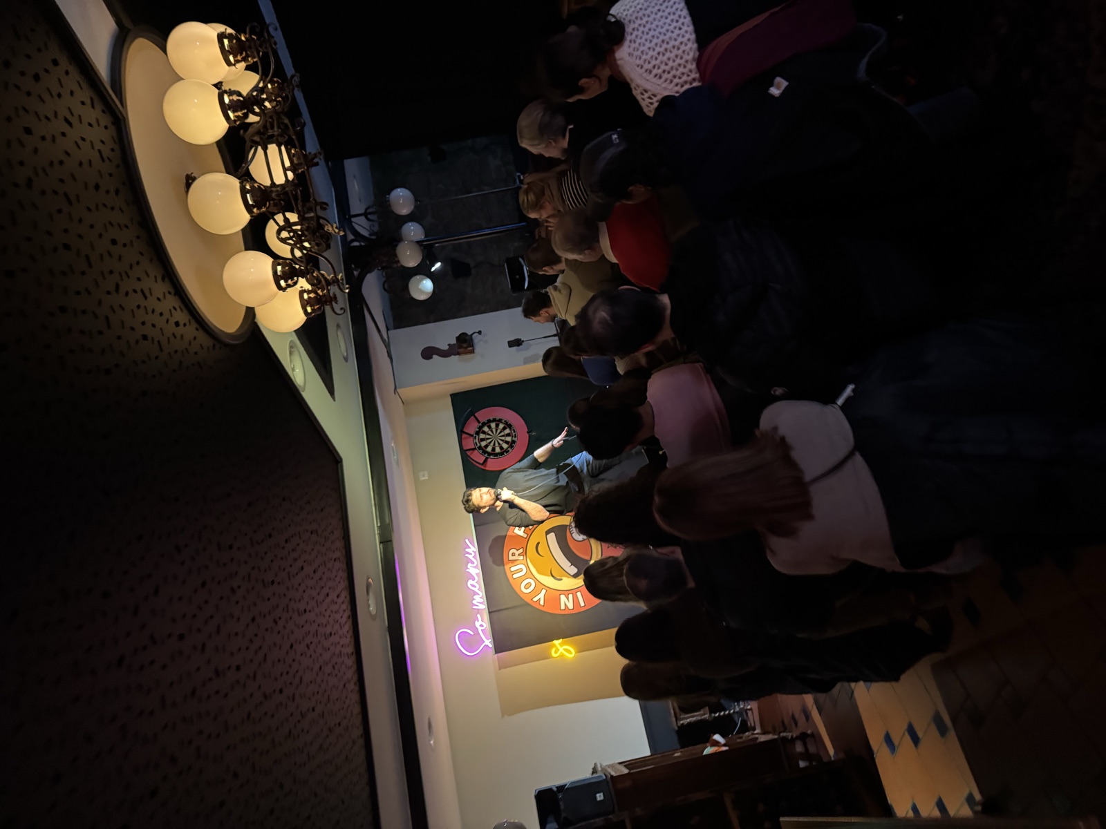 Chris Darwa performing stand-up at IN YOUR FACE Comedy in Zürich