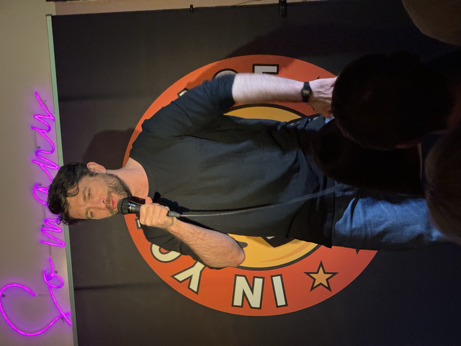 Chris Darwa performing stand-up at IN YOUR FACE Comedy in Zürich