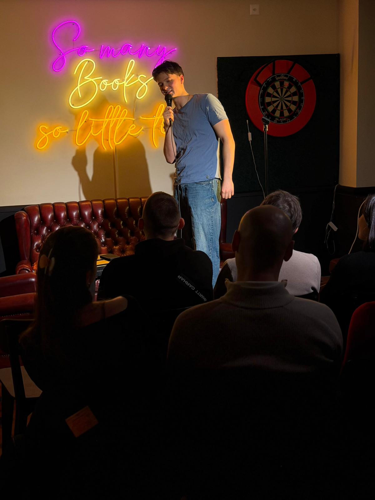Ben Fücks performing stand-up at IN YOUR FACE Comedy in Zürich