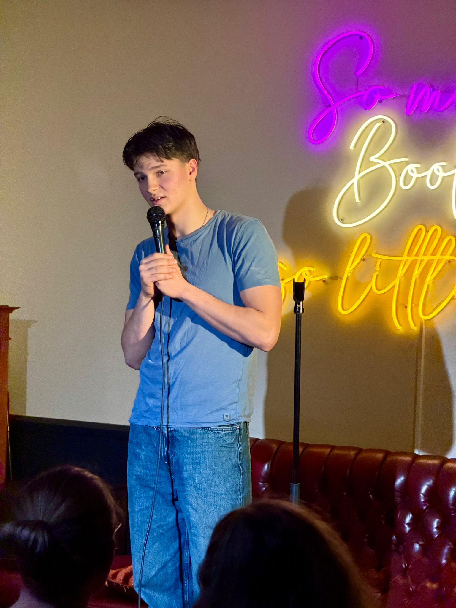 Ben Fücks performing stand-up at IN YOUR FACE Comedy in Zürich