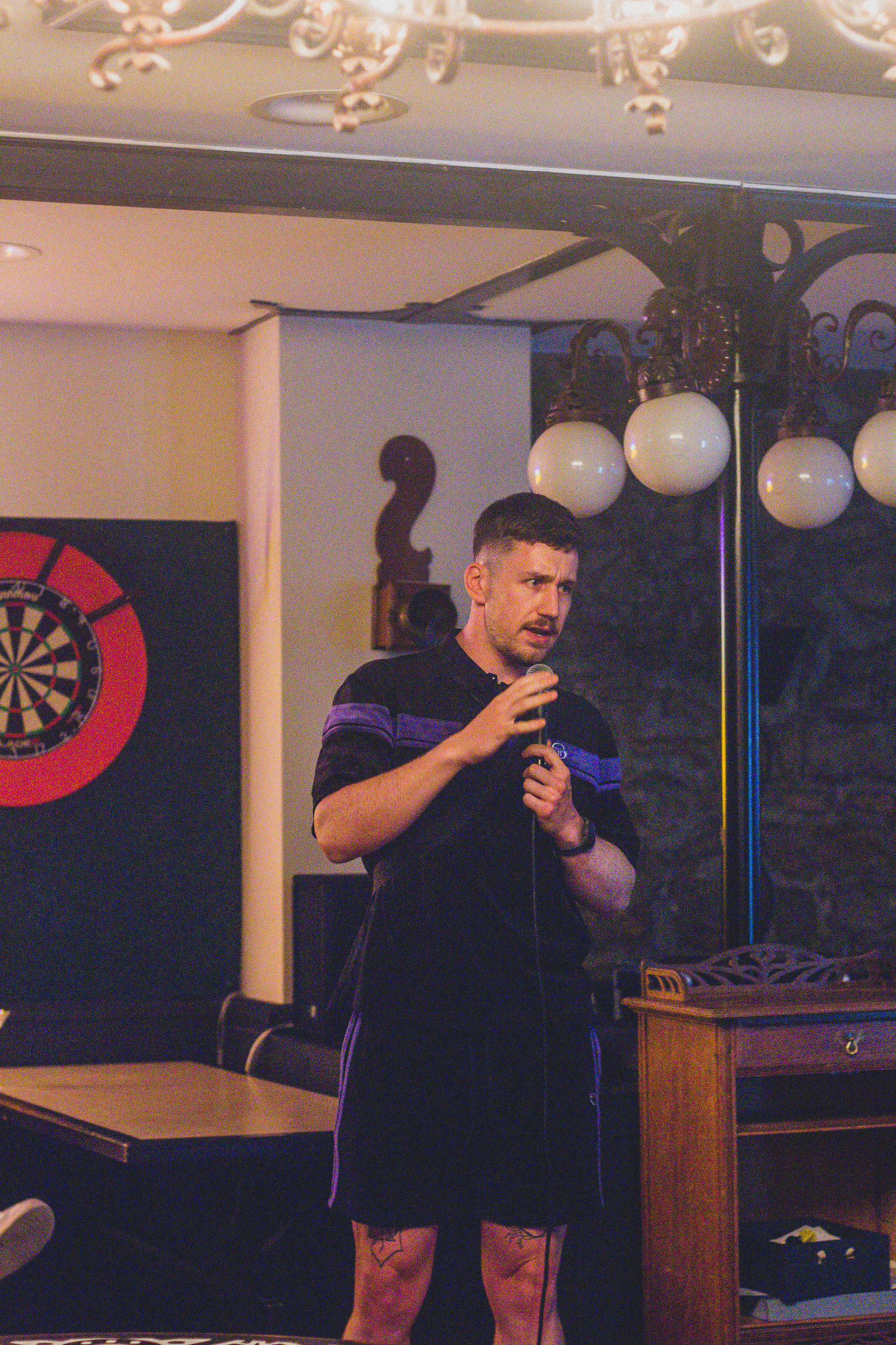 Mateo Gudenrath performing stand-up at IN YOUR FACE Comedy in Zürich