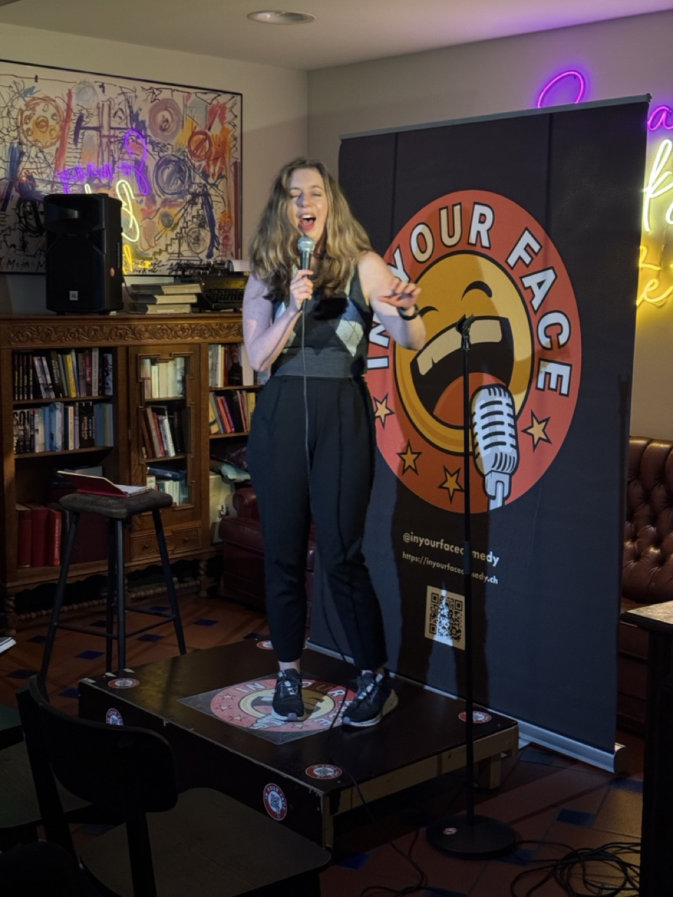 IN YOUR FACE Comedy, Martina performing stand-up on stage in Zürich (2026)