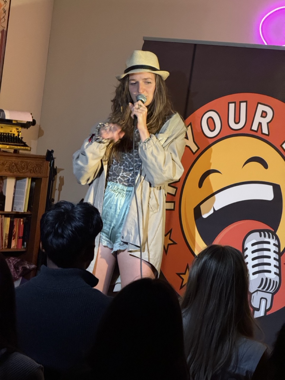 Frauke performing stand-up at IN YOUR FACE Comedy in Zürich