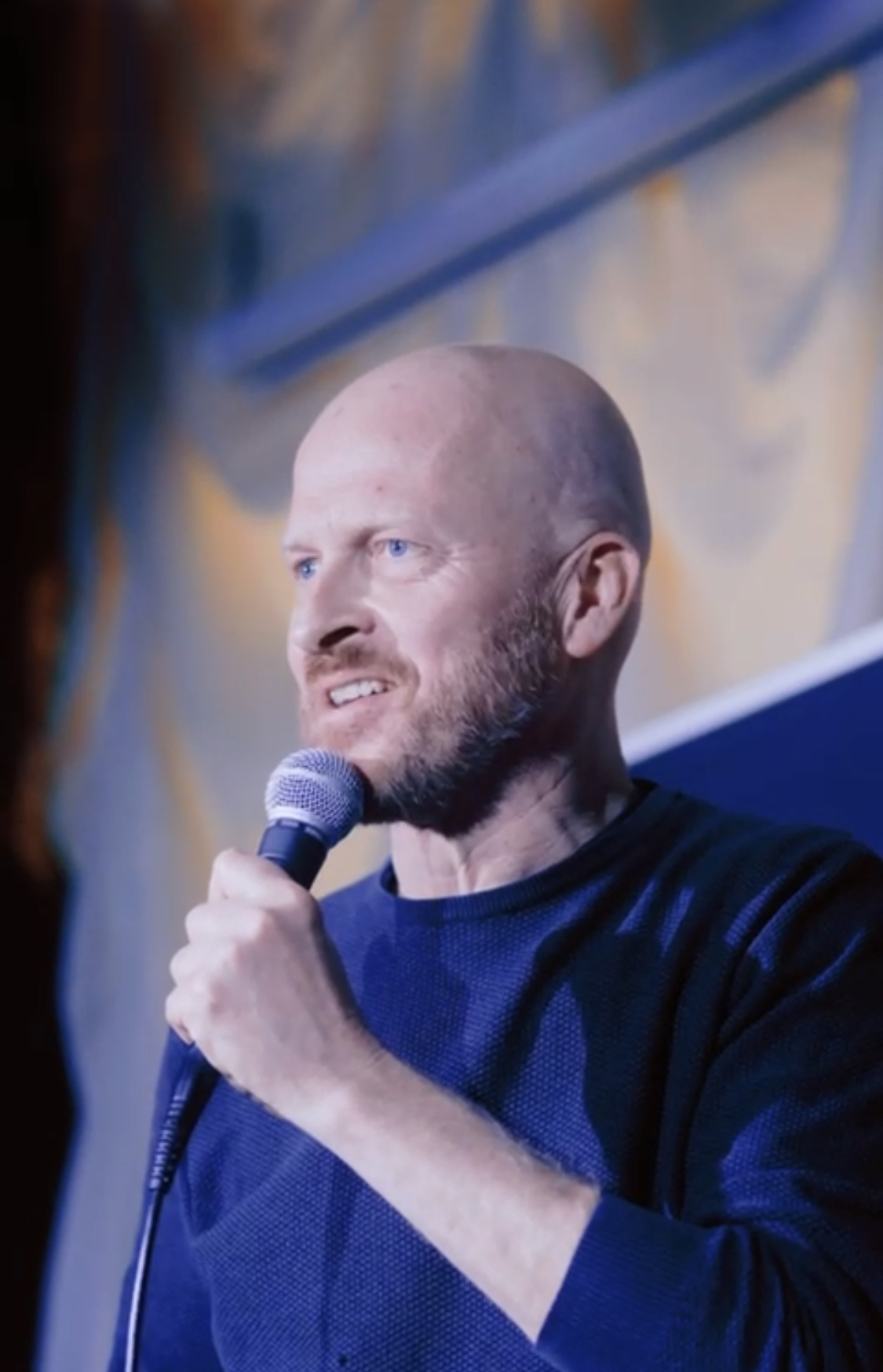 Harry Fücks performing stand-up at IN YOUR FACE Comedy in Zürich