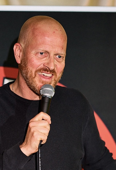 Harry Fücks performing stand-up at IN YOUR FACE Comedy in Zürich