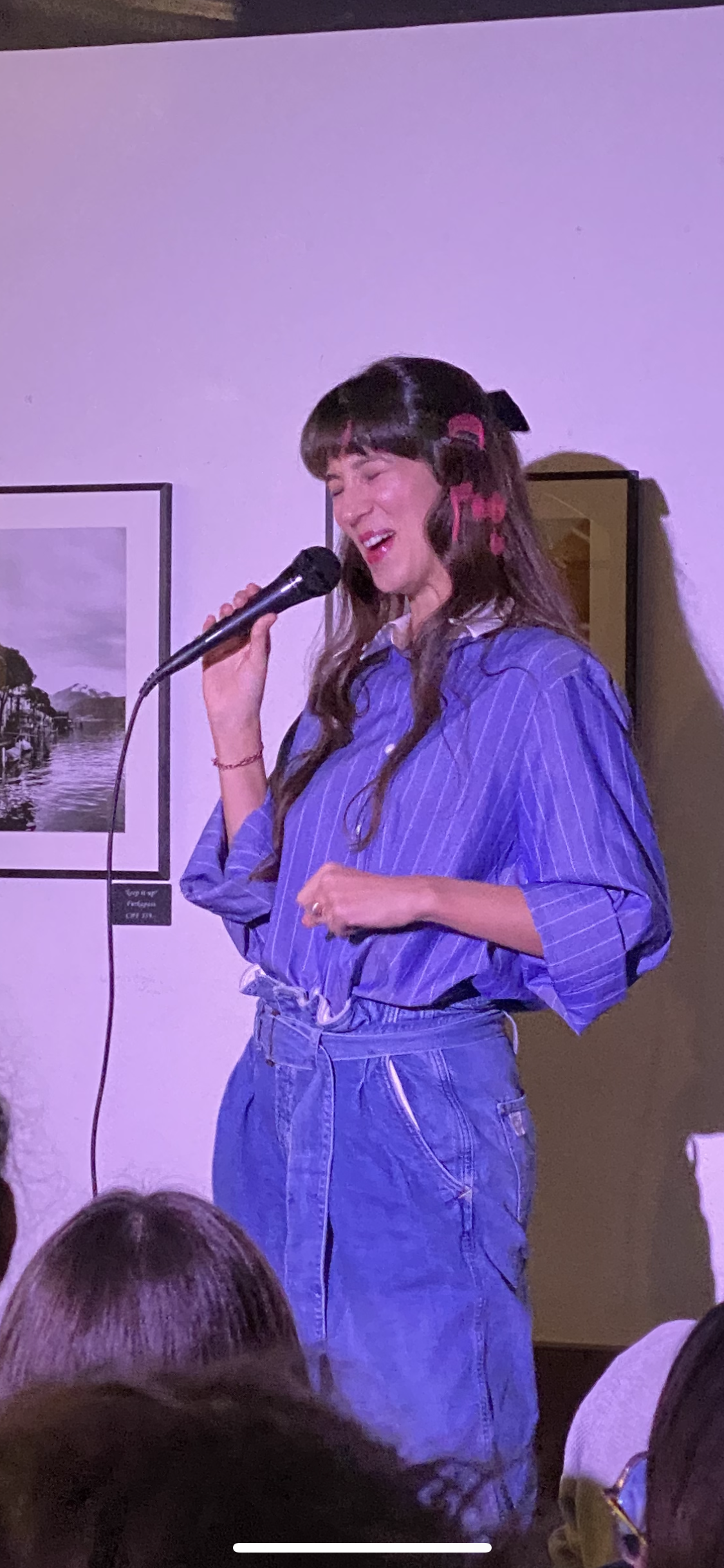 IN YOUR FACE Comedy, a comedian performing stand-up with a microphone on stage in Zürich (2024)