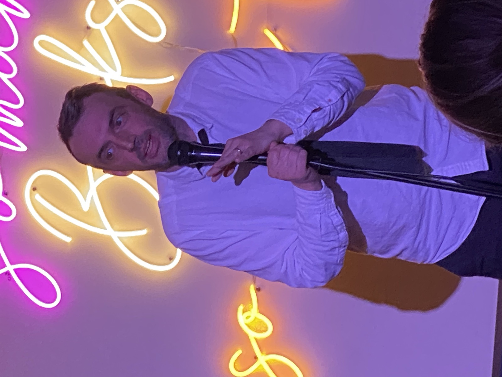 Shawn Jay performing stand-up at IN YOUR FACE Comedy in Zürich