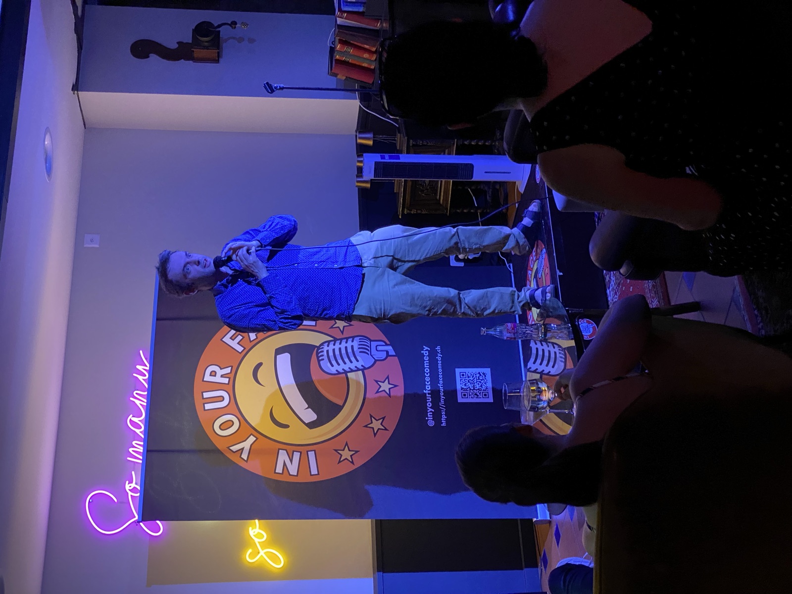 Shawn Jay performing stand-up at IN YOUR FACE Comedy in Zürich