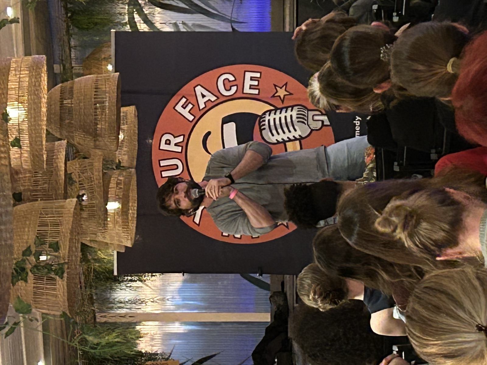 Chris Darwa performing stand-up at IN YOUR FACE Comedy in Zürich