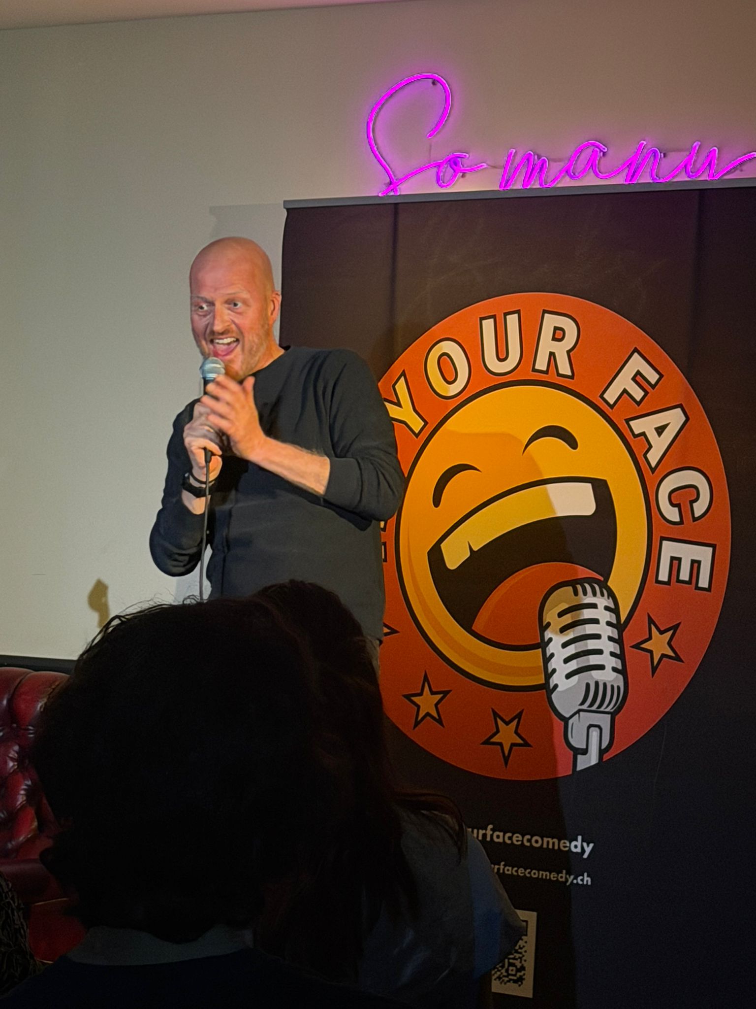 Harry Fücks performing stand-up at IN YOUR FACE Comedy in Zürich