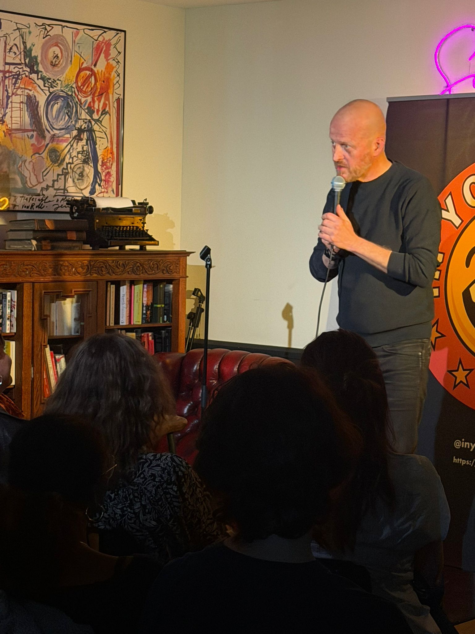 Harry Fücks performing stand-up at IN YOUR FACE Comedy in Zürich