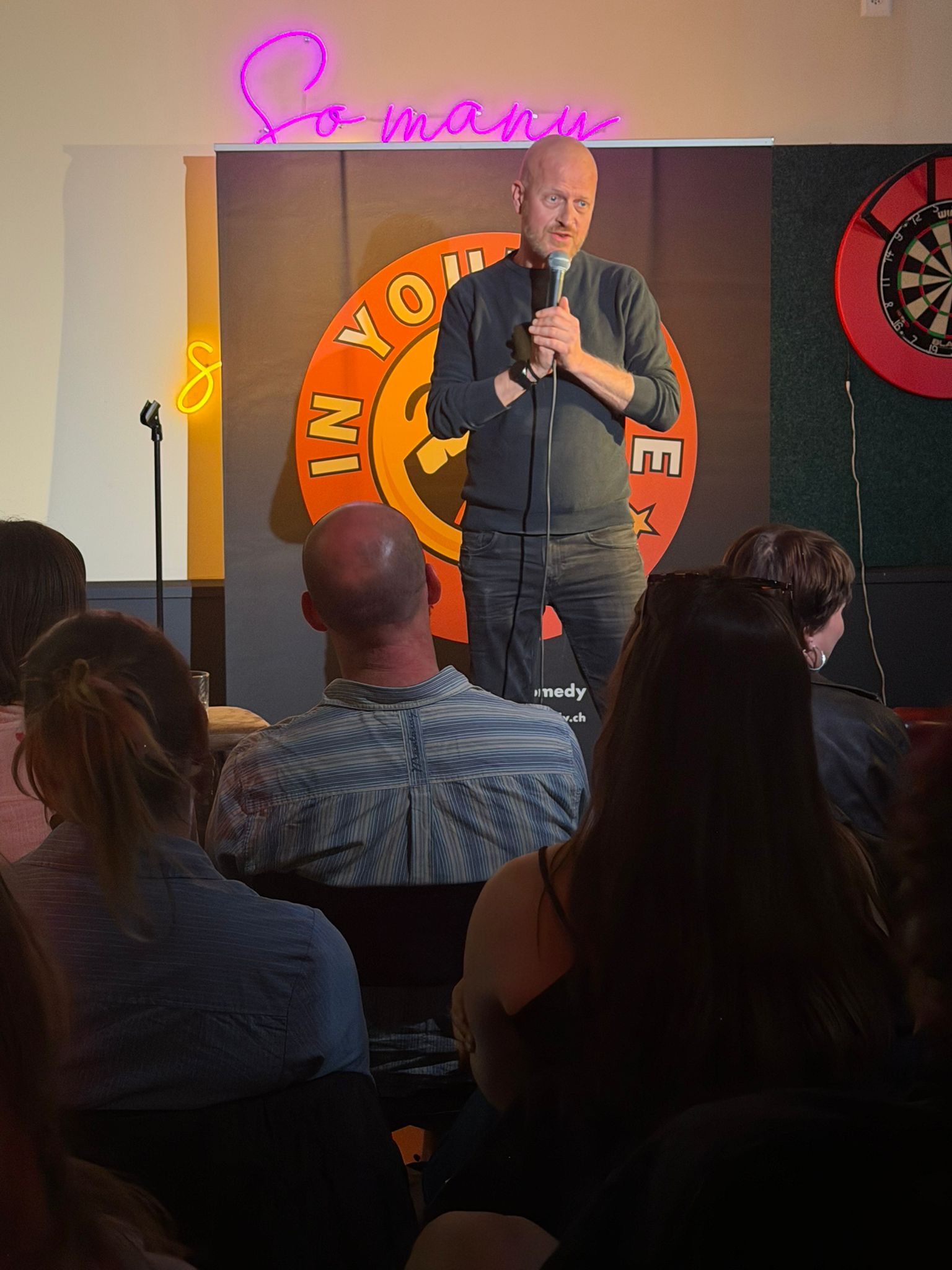 Harry Fücks performing stand-up at IN YOUR FACE Comedy in Zürich