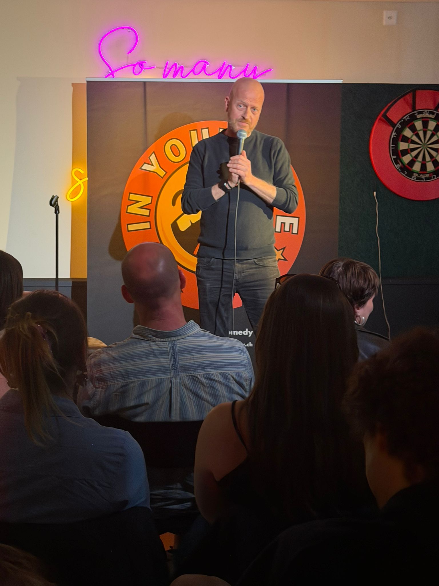 Harry Fücks performing stand-up at IN YOUR FACE Comedy in Zürich