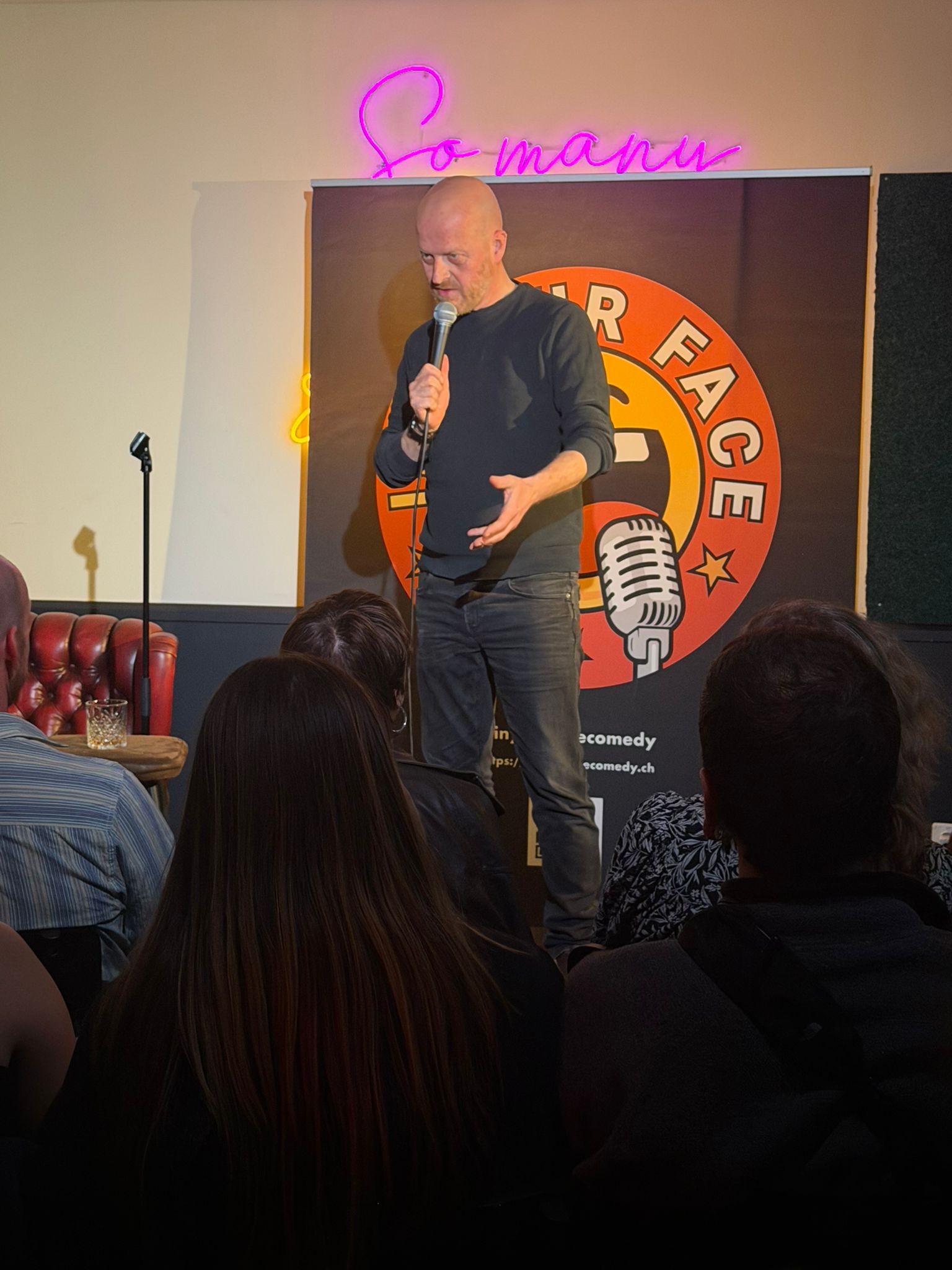 Harry Fücks performing stand-up at IN YOUR FACE Comedy in Zürich