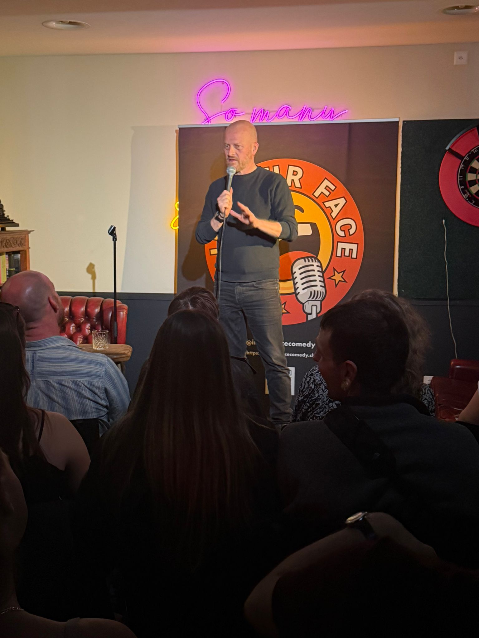Harry Fücks performing stand-up at IN YOUR FACE Comedy in Zürich