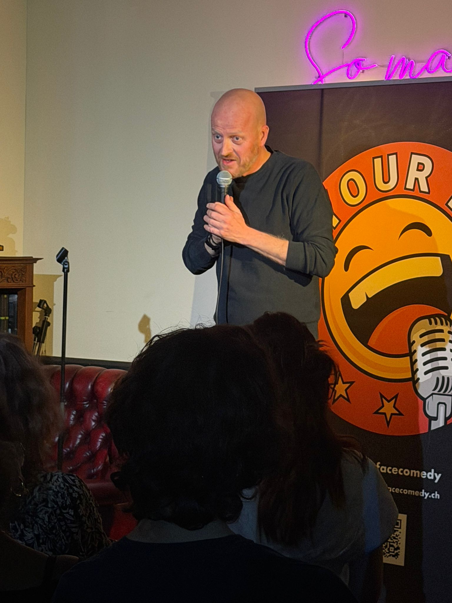 Harry Fücks performing stand-up at IN YOUR FACE Comedy in Zürich