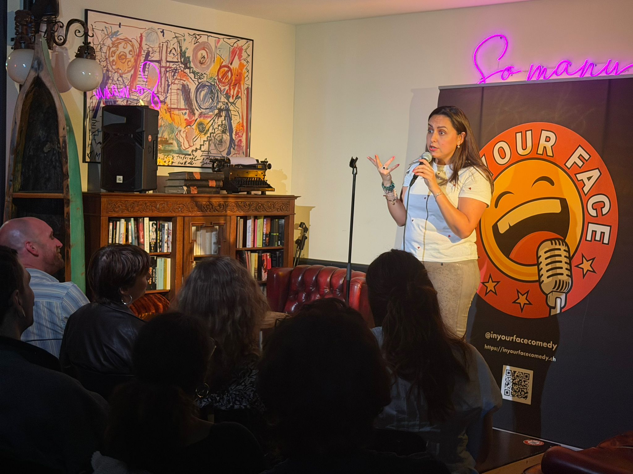 Alejandra performing stand-up at IN YOUR FACE Comedy in Zürich