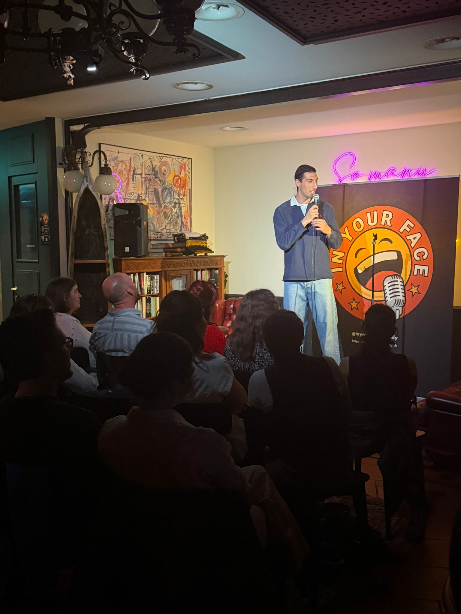 Emir Tonbul performing stand-up at IN YOUR FACE Comedy in Zürich