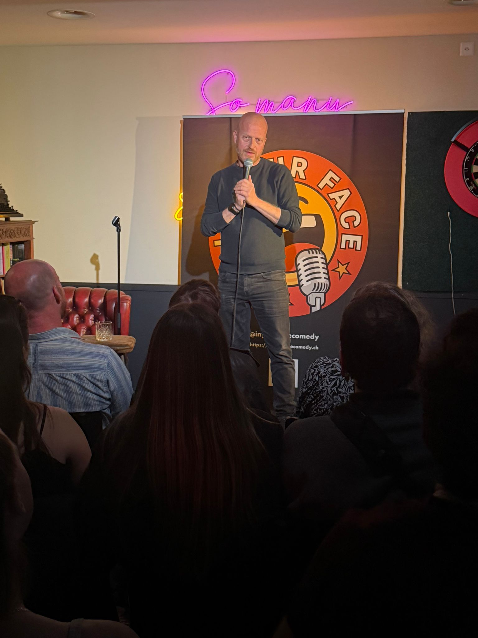 Harry Fücks performing stand-up at IN YOUR FACE Comedy in Zürich