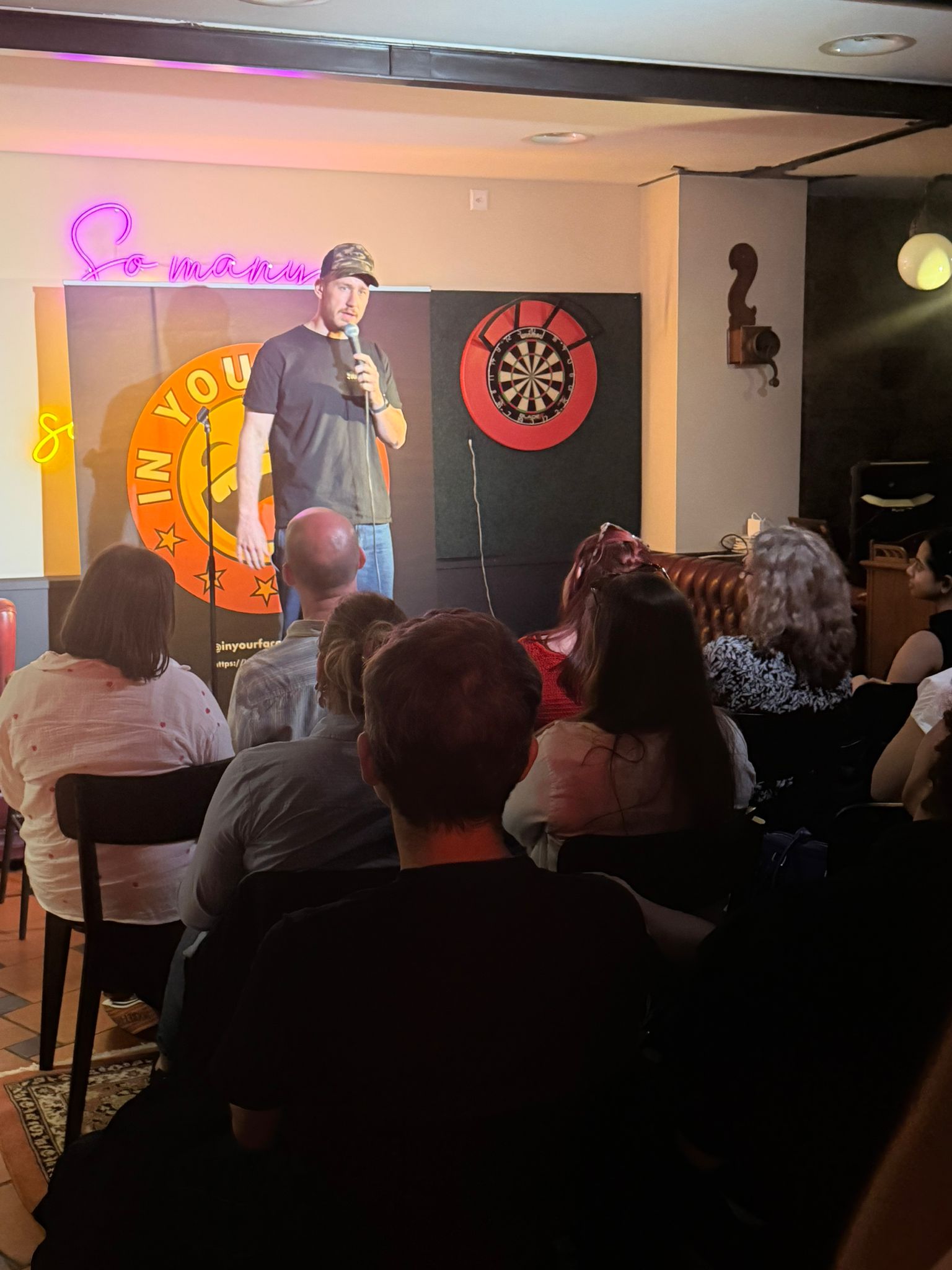 Mateo Gudenrath performing stand-up at IN YOUR FACE Comedy in Zürich