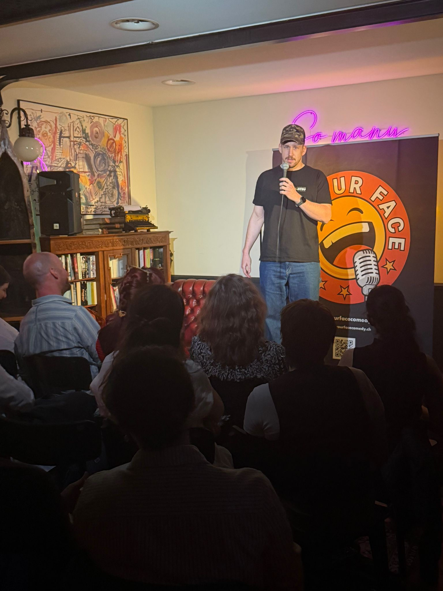 Mateo Gudenrath performing stand-up at IN YOUR FACE Comedy in Zürich