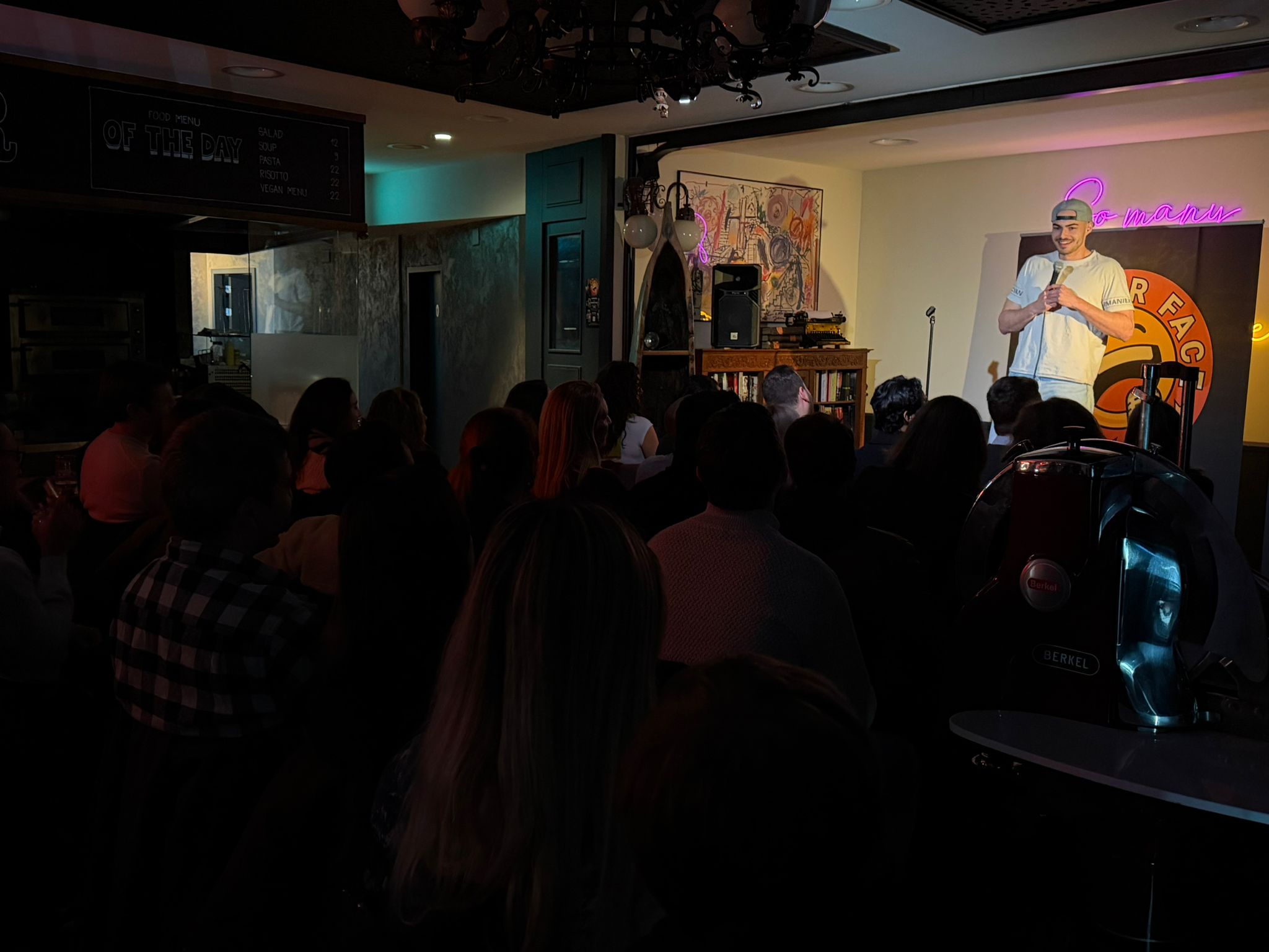 Nik performing stand-up at IN YOUR FACE Comedy in Zürich