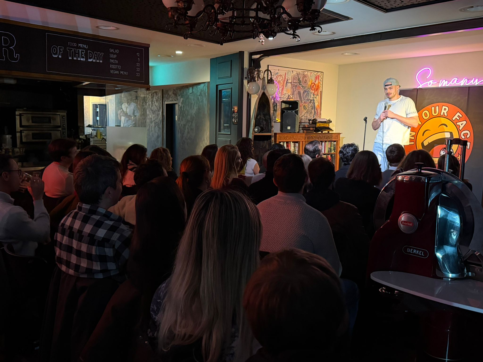 Nik performing stand-up at IN YOUR FACE Comedy in Zürich