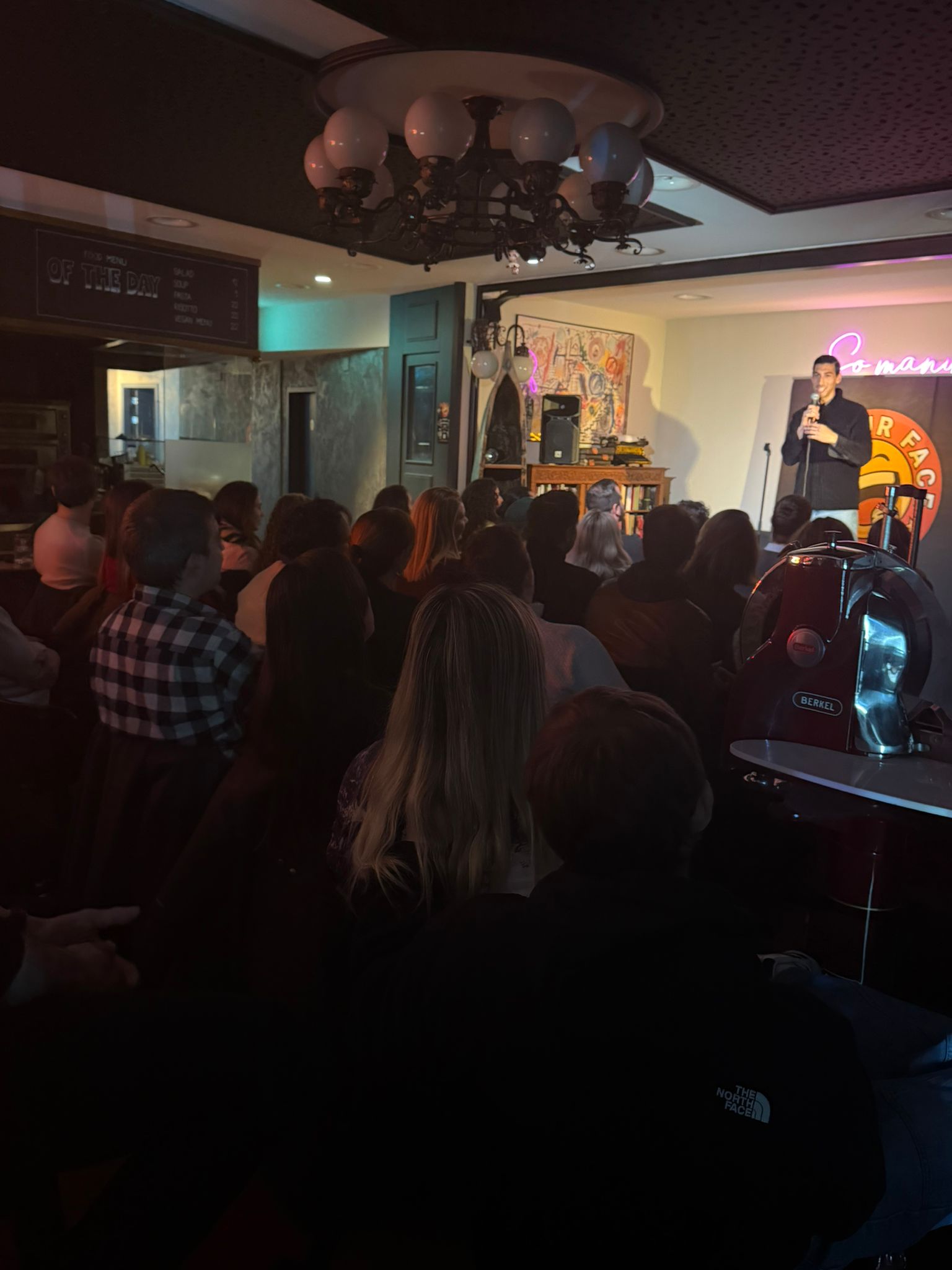 Emir Tonbul performing stand-up at IN YOUR FACE Comedy in Zürich