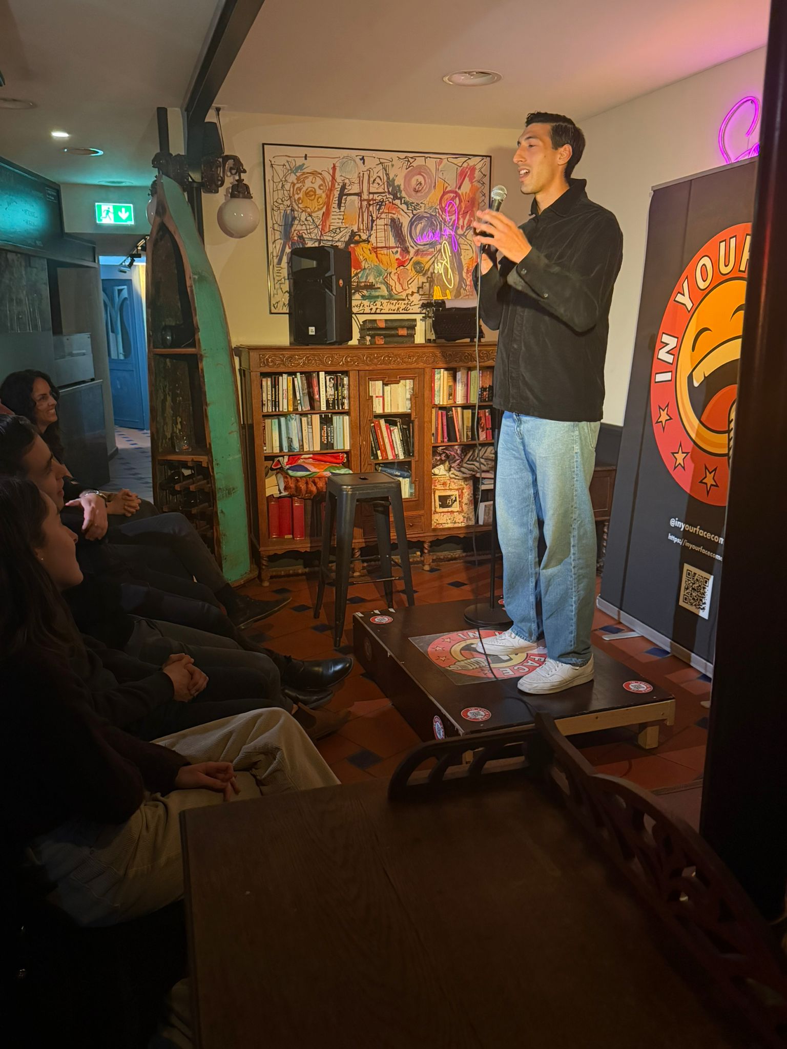 Emir Tonbul performing stand-up at IN YOUR FACE Comedy in Zürich