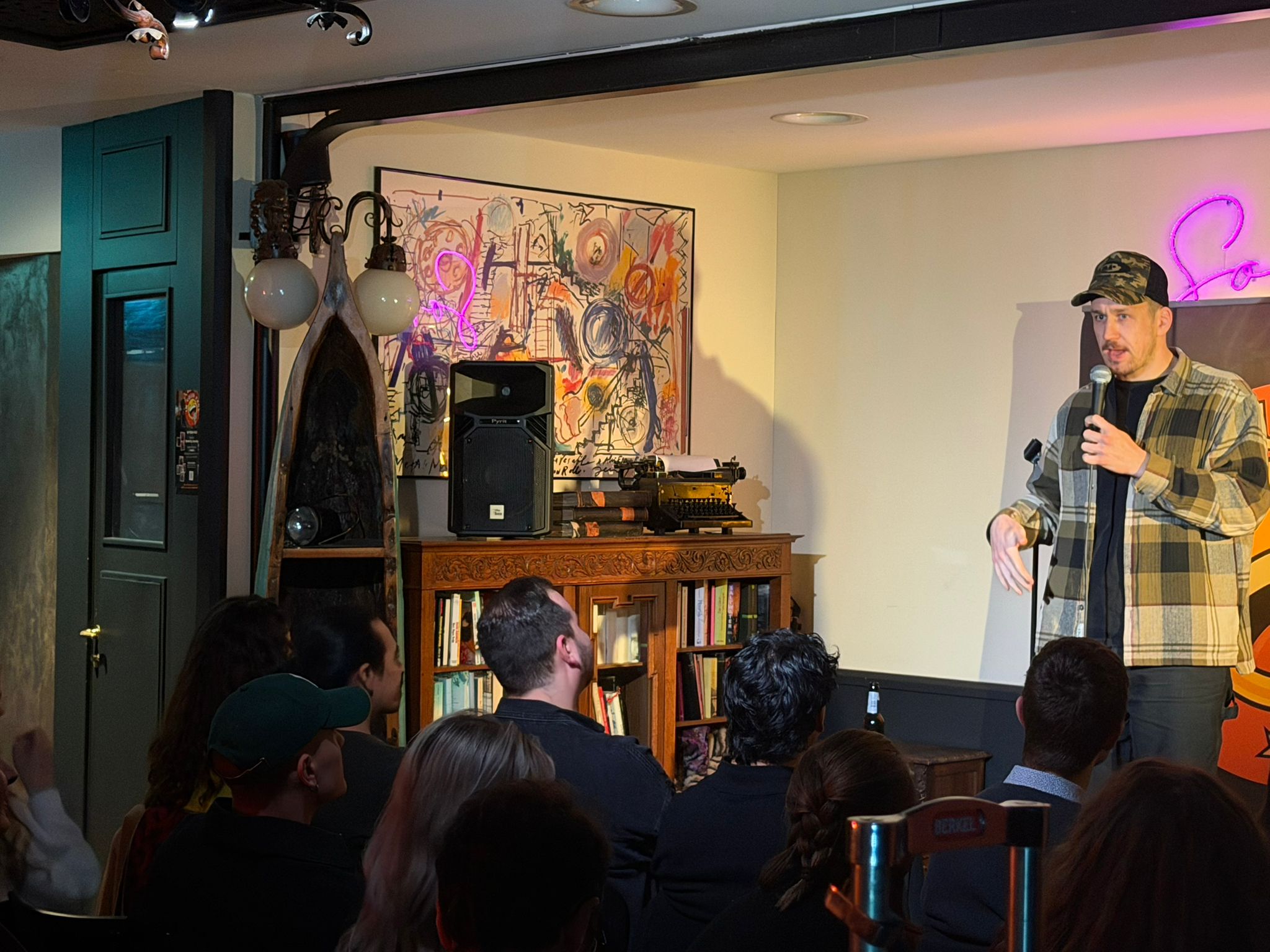 Mateo Gudenrath performing stand-up at IN YOUR FACE Comedy in Zürich