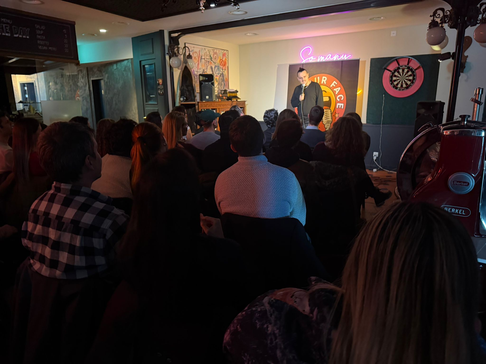 Ahmet Bilge performing stand-up at IN YOUR FACE Comedy in Zürich