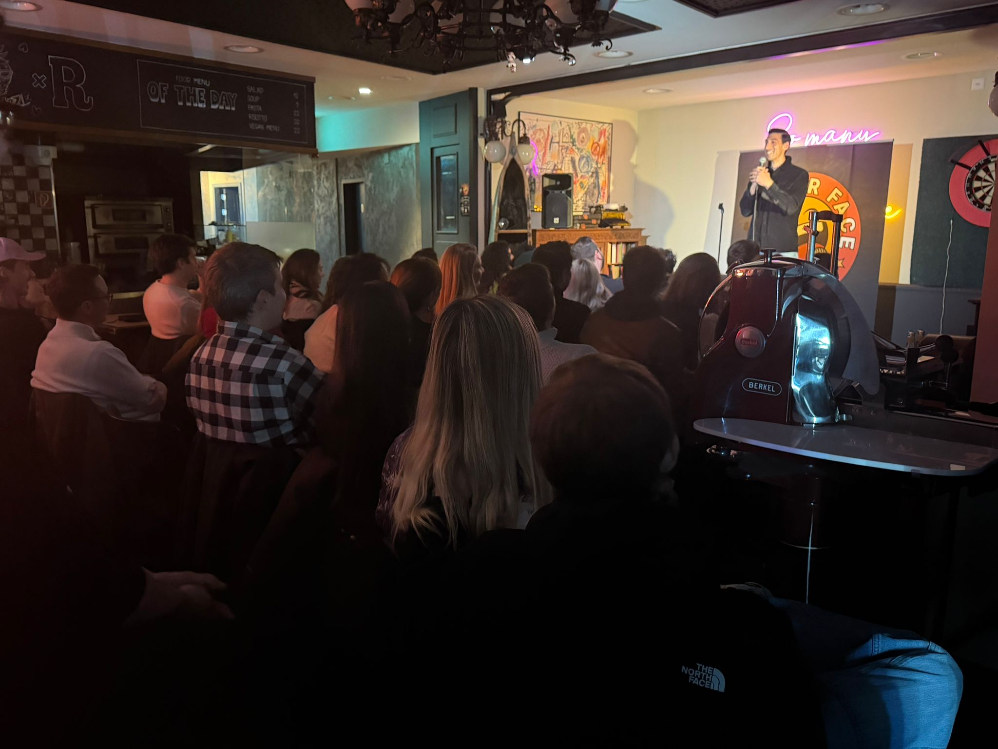 Emir Tonbul performing stand-up at IN YOUR FACE Comedy in Zürich
