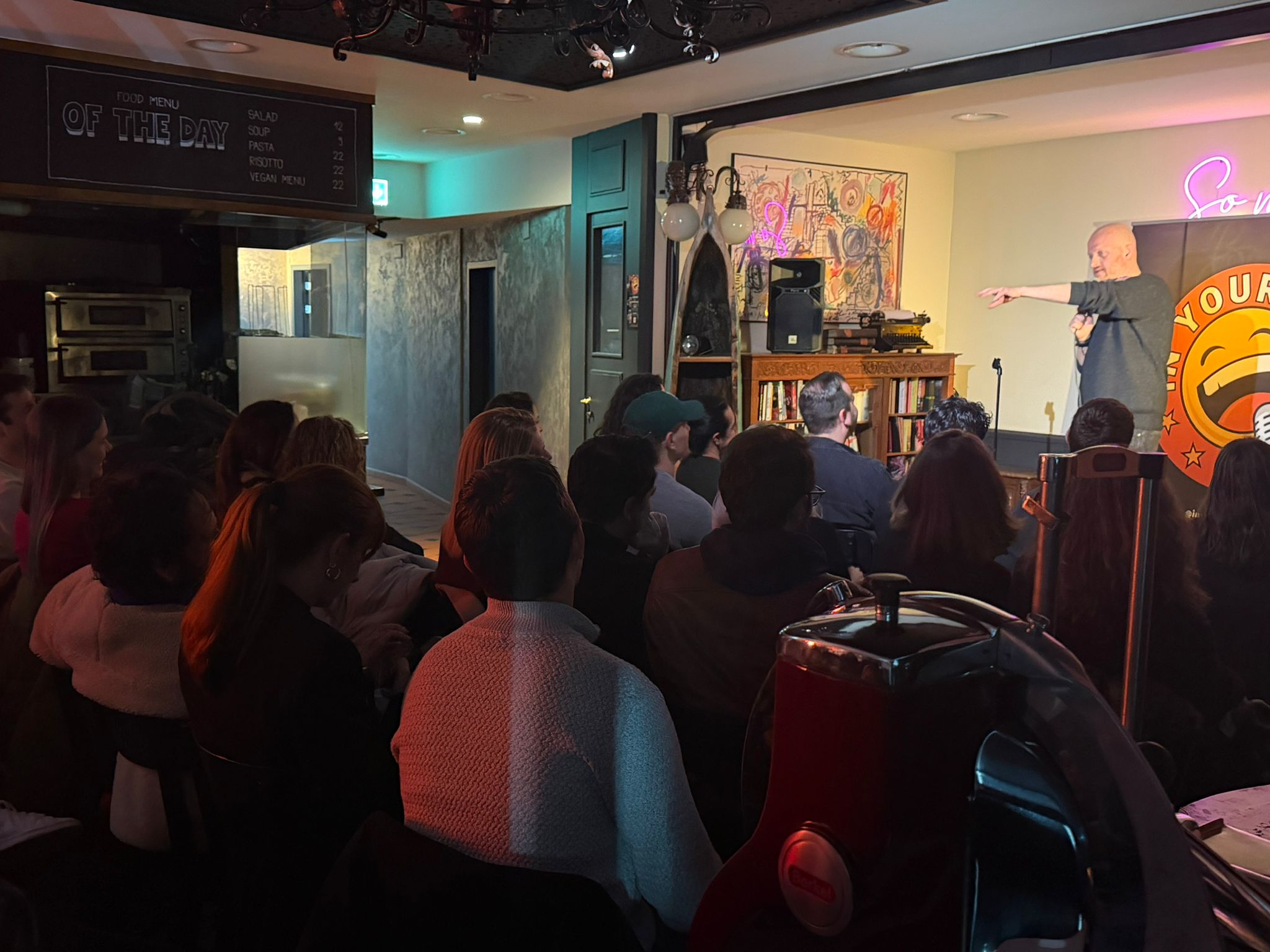 Harry Fücks performing stand-up at IN YOUR FACE Comedy in Zürich