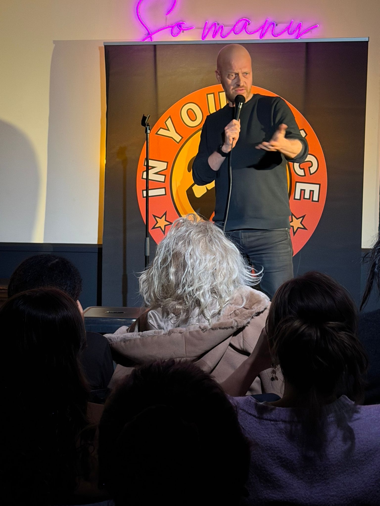 Harry Fücks performing stand-up at IN YOUR FACE Comedy in Zürich