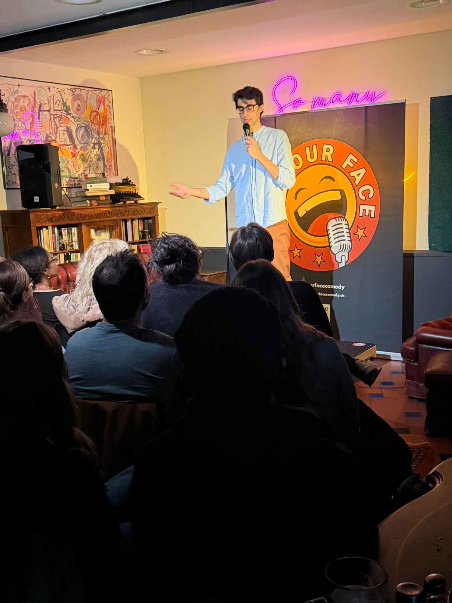 Miguel performing stand-up at IN YOUR FACE Comedy in Zürich