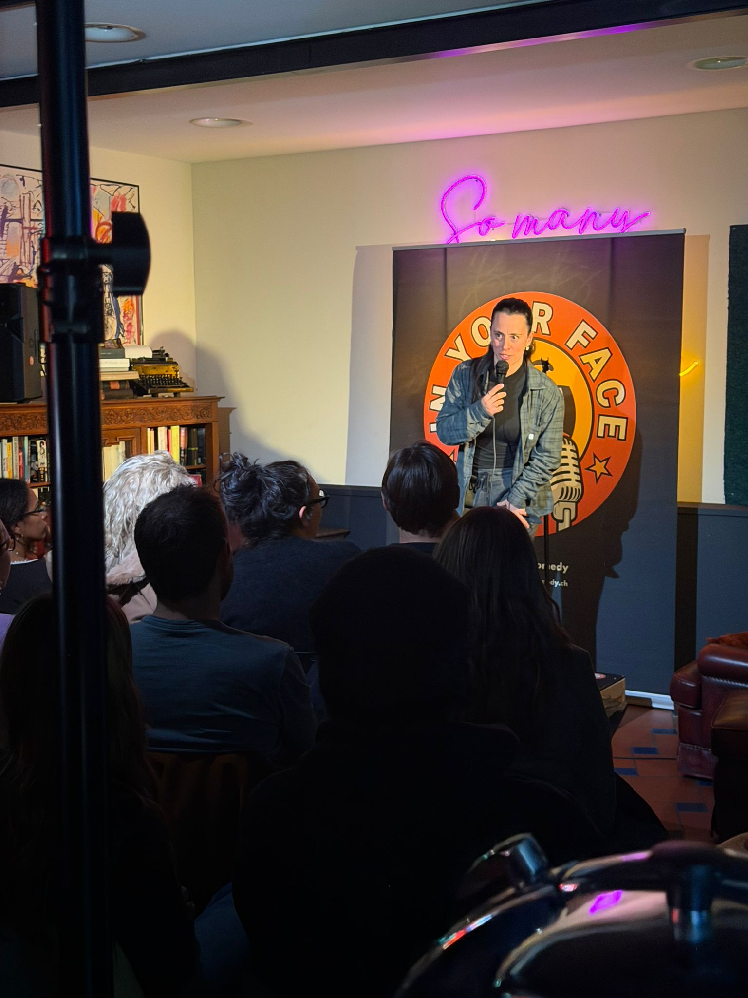 Irene Carbo performing stand-up at IN YOUR FACE Comedy in Zürich