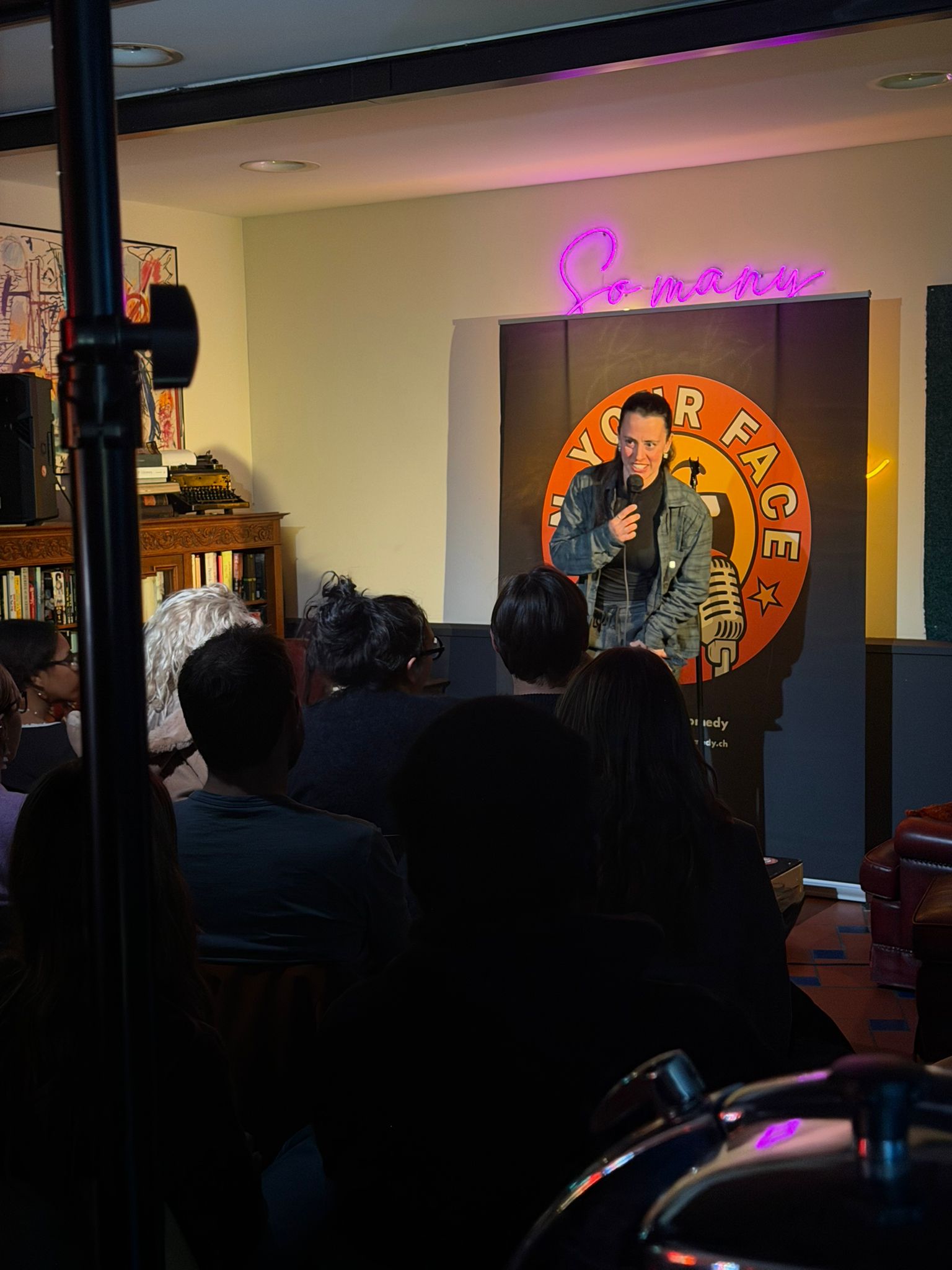 Irene Carbo performing stand-up at IN YOUR FACE Comedy in Zürich