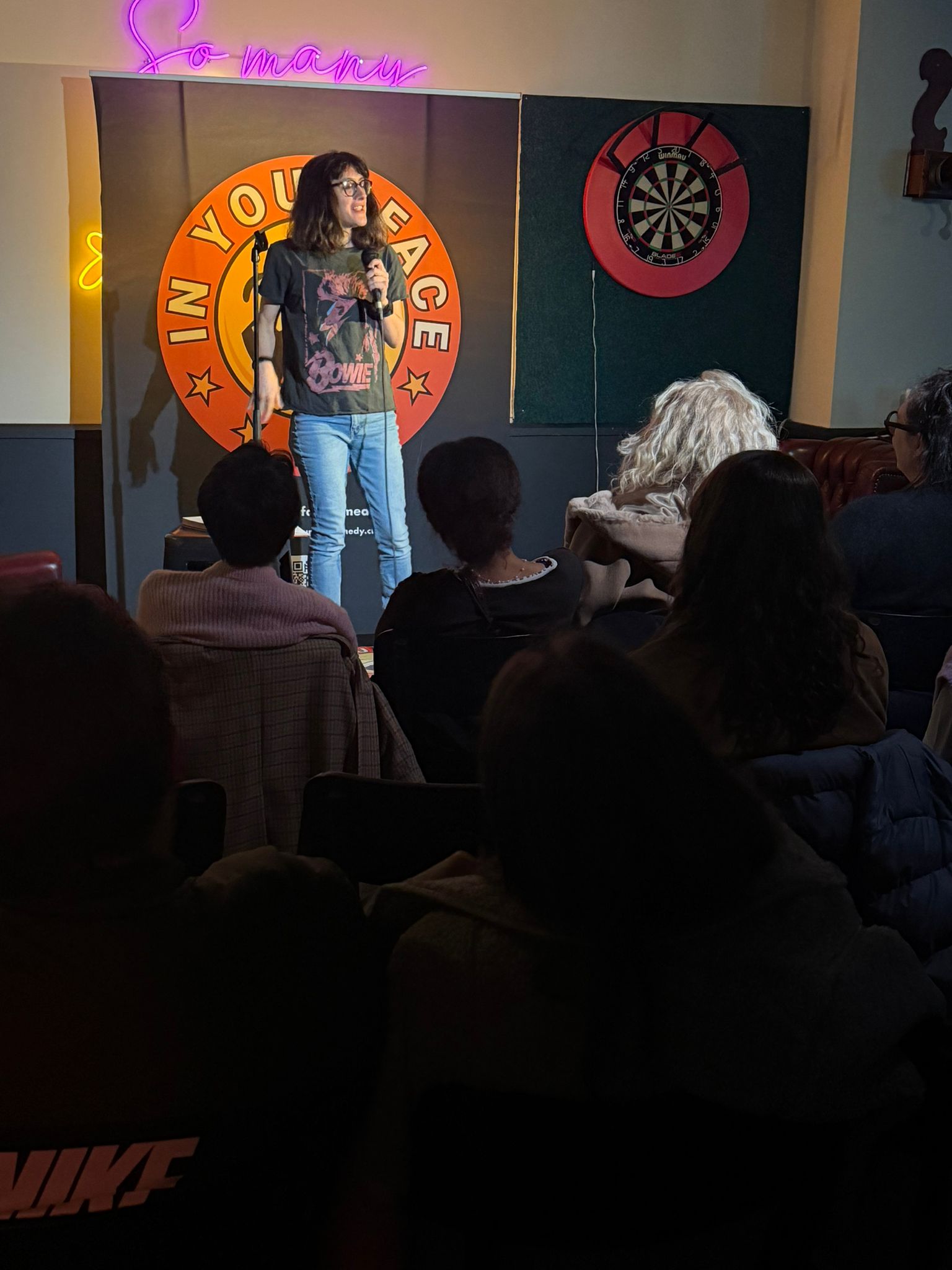 Ludovica performing stand-up at IN YOUR FACE Comedy in Zürich