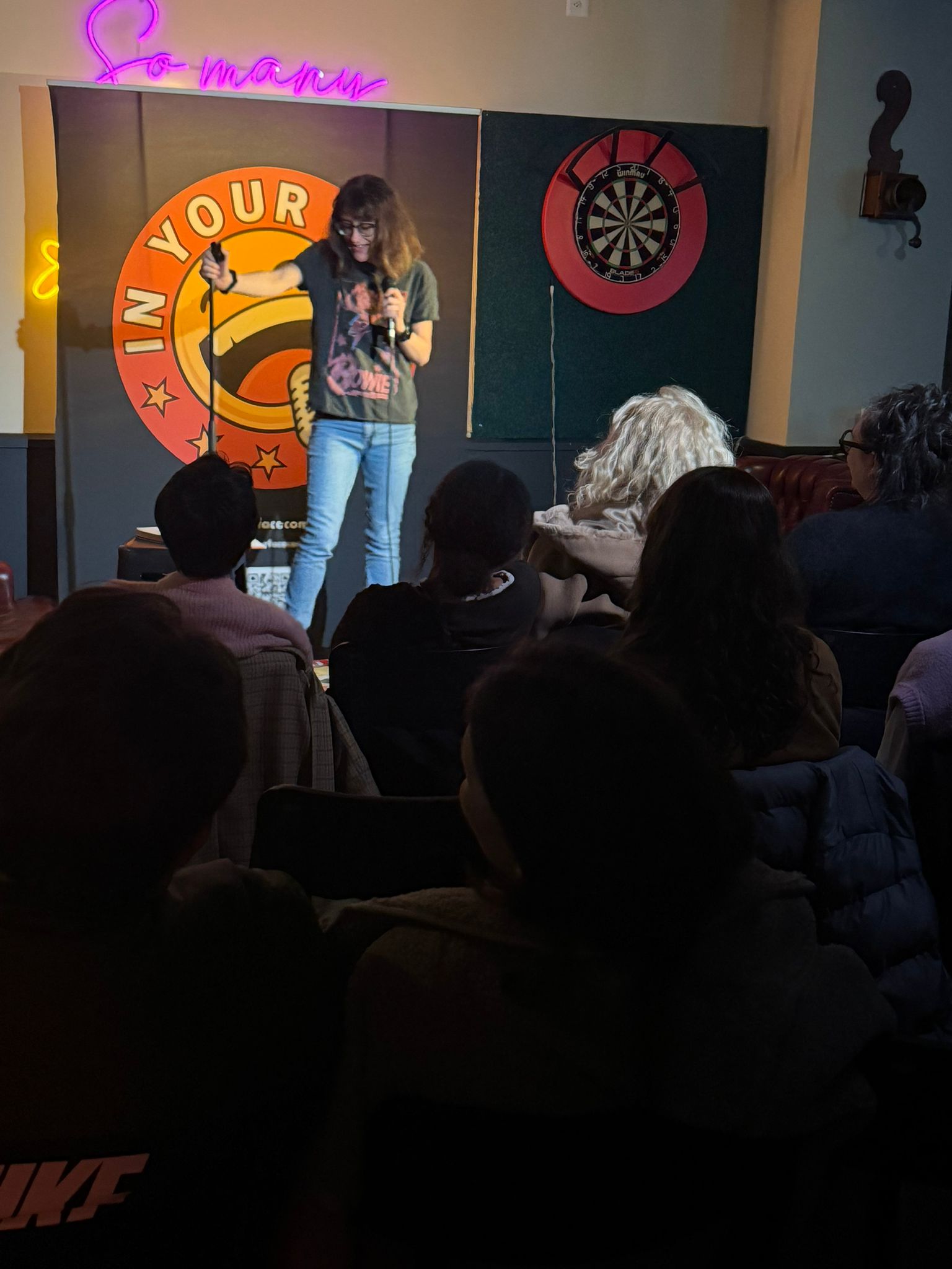 Ludovica performing stand-up at IN YOUR FACE Comedy in Zürich