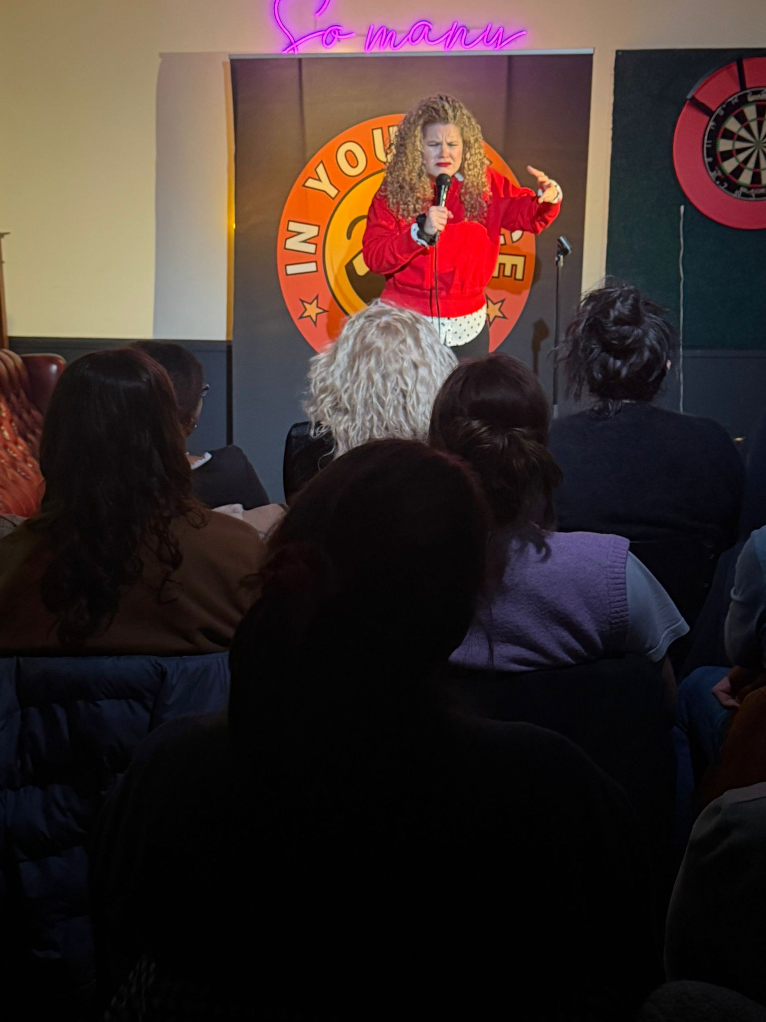 Andrea Ramírez performing stand-up at IN YOUR FACE Comedy in Zürich