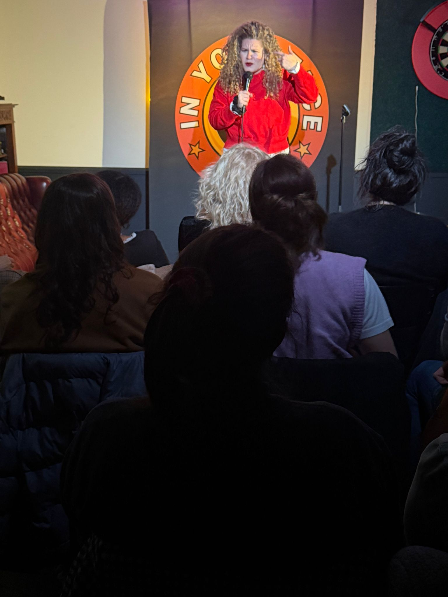 Andrea Ramírez performing stand-up at IN YOUR FACE Comedy in Zürich